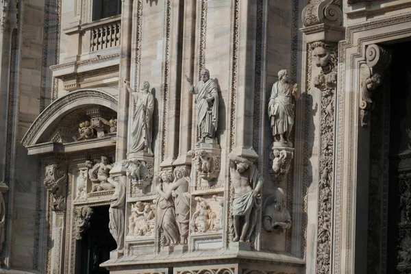 Maravilhosa Estátua Frente Duomo Milano Arte Mistério Edifício Externo Famosa — Fotografia de Stock