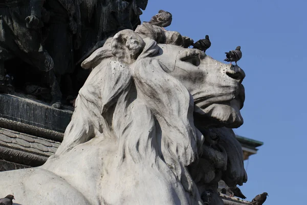 Grupo Pombos Sobre Maravilhosa Estátua Leão Piazza Duomo Milano Itália — Fotografia de Stock