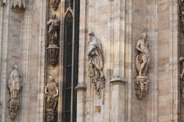 Duomo Milano 'nun önündeki muhteşem insan heykeli, İtalya' nın en büyük kilisesi Milano 'daki mavi gökyüzünün altındaki ünlü beyaz mimari katedralinin önündeki gizemli heykel,