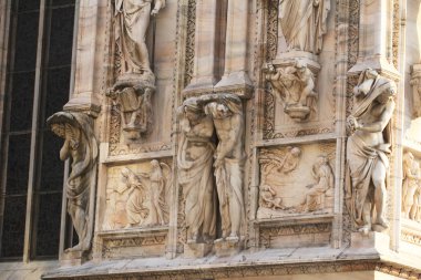 Duomo Milano 'nun önündeki muhteşem insan heykeli, İtalya' nın en büyük kilisesi Milano 'daki mavi gökyüzünün altındaki ünlü beyaz mimari katedralinin önündeki gizemli heykel,