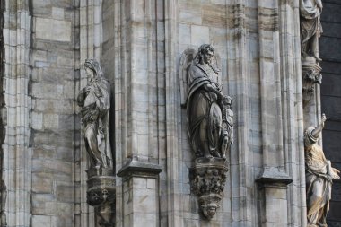 Duomo Milano 'nun önündeki muhteşem insan heykeli, İtalya' nın en büyük kilisesi Milano 'daki mavi gökyüzünün altındaki ünlü beyaz mimari katedralinin önündeki gizemli heykel,