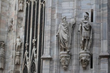 Duomo Milano 'nun önündeki muhteşem insan heykeli, İtalya' nın en büyük kilisesi Milano 'daki mavi gökyüzünün altındaki ünlü beyaz mimari katedralinin önündeki gizemli heykel,