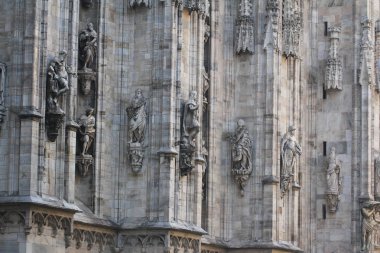 Duomo Milano 'nun önündeki muhteşem insan heykeli, İtalya' nın en büyük kilisesi Milano 'daki mavi gökyüzünün altındaki ünlü beyaz mimari katedralinin önündeki gizemli heykel,