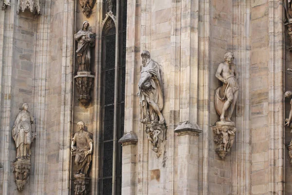 Maravilhosa Estátua Humana Frente Duomo Milano Estátua Cabeça Linha Mistérios — Fotografia de Stock