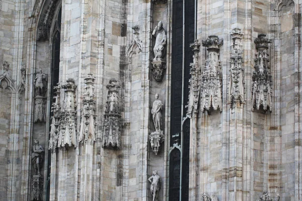 Maravilhosa Estátua Humana Frente Duomo Milano Estátua Cabeça Linha Mistérios — Fotografia de Stock