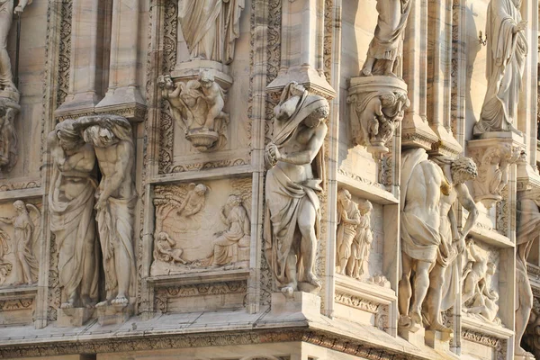 Duomo Milano 'nun önündeki muhteşem insan heykeli, İtalya' nın en büyük kilisesi Milano 'daki mavi gökyüzünün altındaki ünlü beyaz mimari katedralinin önündeki gizemli heykel,