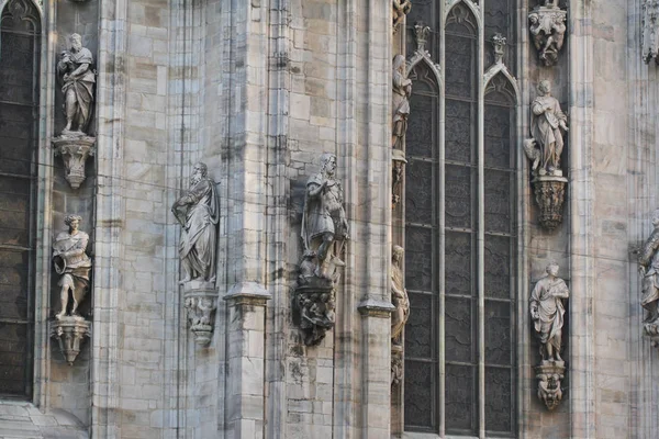 Maravilhosa Estátua Humana Frente Duomo Milano Estátua Cabeça Linha Mistérios — Fotografia de Stock