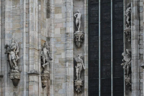 Maravilhosa Estátua Humana Frente Duomo Milano Estátua Cabeça Linha Mistérios — Fotografia de Stock