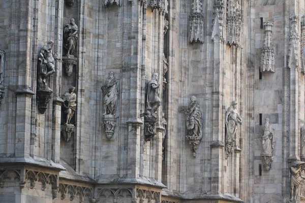 Maravilhosa Estátua Humana Frente Duomo Milano Estátua Cabeça Linha Mistérios — Fotografia de Stock