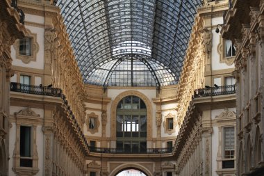 Milano, Italya, Milano 'nun en eski alışveriş merkezi olan Galleria Vittorio Emanuele II 'nin muhteşem iç dekorasyon tasarımı. Alışveriş Merkezi Victor Emmanuel II, Italya 'nın ilk kralı sonra seçildi. seyahat hedef arka planlar