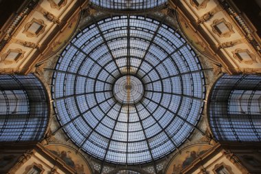 Milano, Italya, Milano 'nun en eski alışveriş merkezi olan Galleria Vittorio Emanuele II 'nin muhteşem iç dekorasyon tasarımının üstündeki simetri Güneş lambası çatı üstü. Seyahat hedef arka planlar