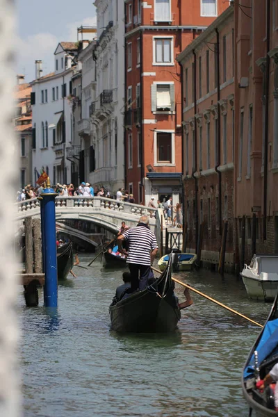 Gôndolas Grande Canal Veneza Rodeado Por Edifício Atrativo Histórico Veneza — Fotografia de Stock