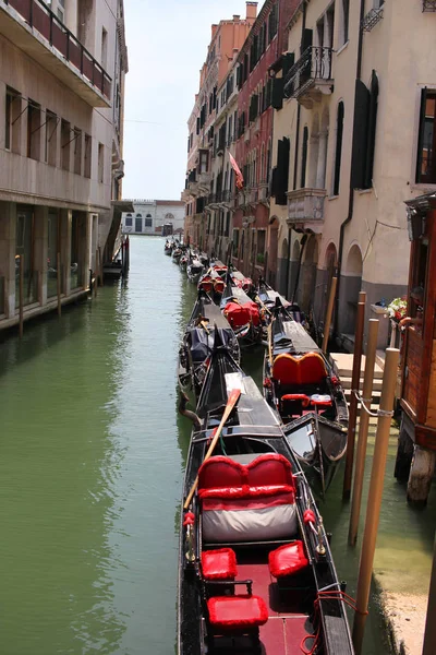 Gôndolas Grande Canal Veneza Rodeado Por Edifício Atrativo Histórico Veneza — Fotografia de Stock