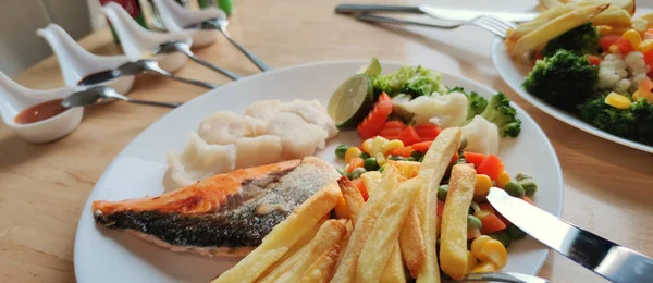 Peixe Salmão Grelhado Bacalhau Cozido Decorado Com Vários Vegetais Milho — Fotografia de Stock