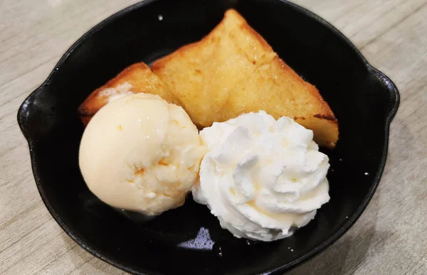 Toast Pain Décoré Forme Gros Plan Avec Crème Fouettée Sirop — Photo