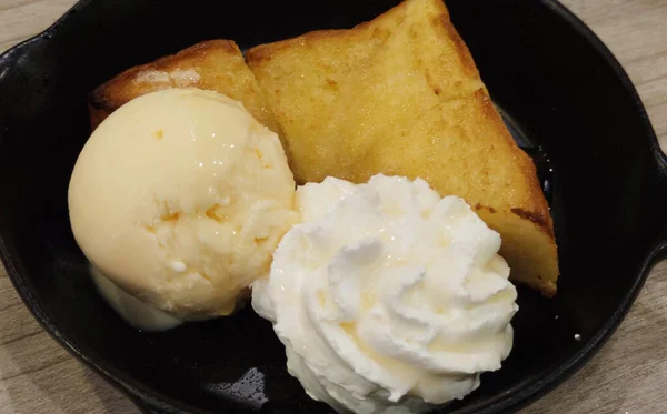 Toast Pain Décoré Forme Gros Plan Avec Crème Fouettée Sirop — Photo