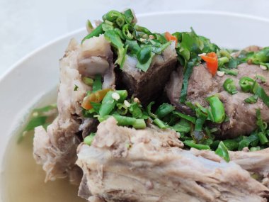 Son derece kırmızı biberli ev yapımı domuz kemiği baharatlı çorba güveci Tayland 'daki sokak yemekleri gurme restoranının çeşitlilik tadı, yemek stilisti arka planlar. 