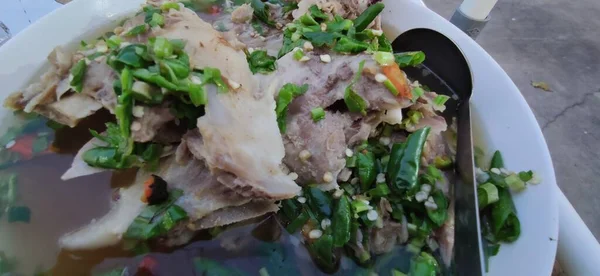 Украшенные Чрезвычайно Чили Топинг Домашнем Сделал Свиные Кости Пряный Суп — стоковое фото