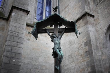 Hıristiyan kilisesinin önündeki Hristiyanlık tanrısının sembolleri ünlü tuğlalı katedral kilisesinin gizemli heykeli, seyahat yeri geçmişi.