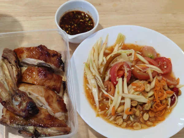 Tayland baharatlı ızgara tavuk ve papaya salatası. Papaya salatası. Havuç, fıstık, karides ve domates sosu.