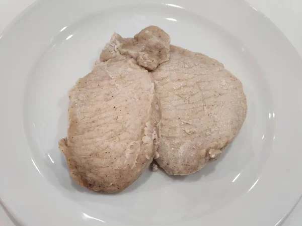 健康的な茹でた新鮮な鶏の豚の胸肉の作品白いプレート 自家製レストラン メニュー広告 フードスタイリストの背景にサービス — ストック写真