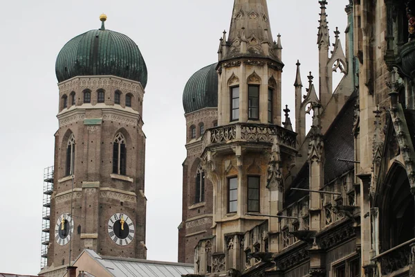Hem Gotik Katedralinin Hem Frauenkirche Olarak Bilinen Şehir Kilisesinin Soğan — Stok fotoğraf
