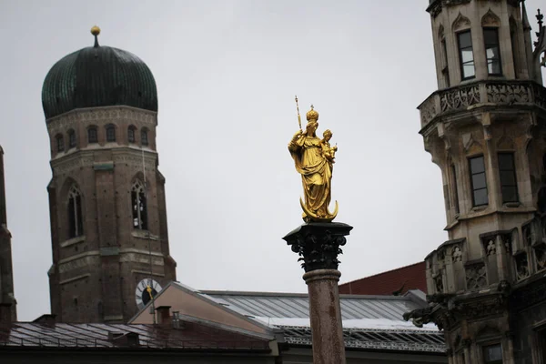 Escultura Dourada Virgem Maria Marienplatz Com Ambas Cúpulas Cebola Catedral — Fotografia de Stock