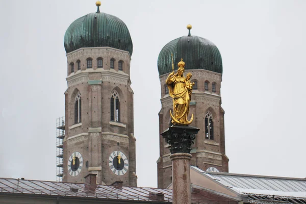 Golden Scuplture Virgin Mary Marienplatz Both Onion Domes Gothic Cathedral — Φωτογραφία Αρχείου