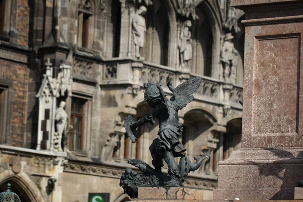 뮌헨의 마리엔 광장에서 죽음의 악마를 죽이는 푸토의 조각상이 목적지 여행을 — 스톡 사진