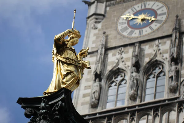 Golden Scuplture Virgin Mary Marienplatz Tower Clock Blue Sky Background — Stock Fotó