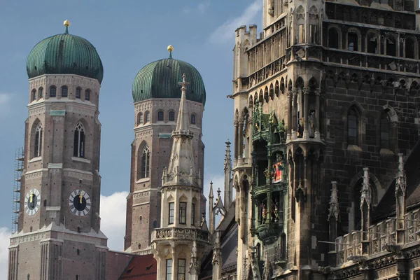 Hem Gotik Katedralinin Hem Frauenkirche Olarak Bilinen Şehir Kilisesinin Soğan — Stok fotoğraf