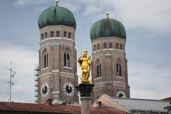 Escultura Dourada Virgem Maria Marienplatz Com Ambas Cúpulas Cebola Catedral — Fotografia de Stock