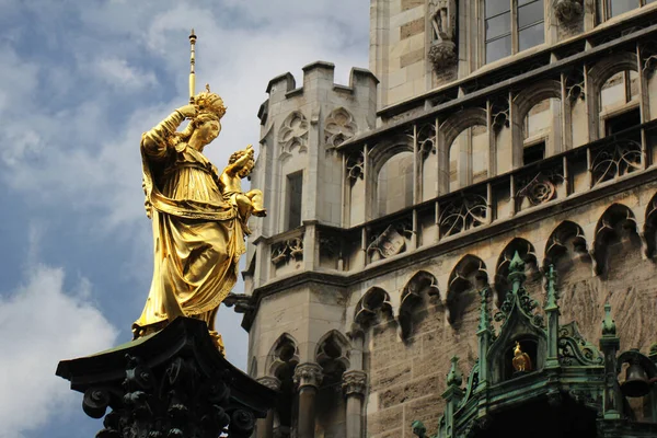 Золотая Скульптура Девы Марии Мбаппе Башенными Часами Фоне Голубого Неба — стоковое фото