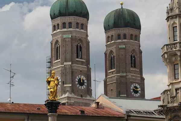 Escultura Dourada Virgem Maria Marienplatz Com Ambas Cúpulas Cebola Catedral — Fotografia de Stock
