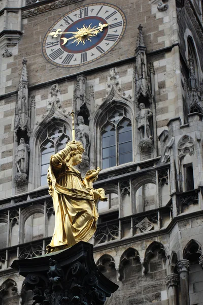 Golden Scuplture Virgin Mary Marienplatz Tower Clock Blue Sky Background — Stock Fotó