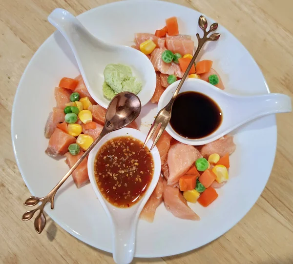 Close Vários Legumes Coloridos Molho Salada Com Grão Cenoura Ervilhas — Fotografia de Stock