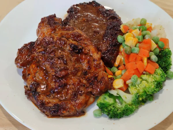 Gegrilltes Bio Schweinefleisch Rindfleisch Ribeye Steak Mit Verschiedenen Bunten Gemüse — Stockfoto