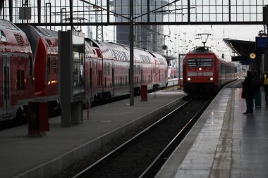 Tren İstasyonu Platformu, seyahat etmeye hazır, ulaşım modu, Avrupa 'daki tren istasyonu, seyahat güzergahları