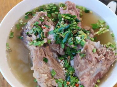 Son derece kırmızı biberli ev yapımı domuz kemiği baharatlı çorba güveci Tayland 'daki sokak yemekleri gurme restoranının çeşitlilik tadı, yemek stilisti arka planlar. 