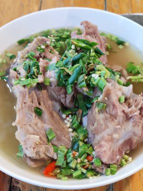 Son derece kırmızı biberli ev yapımı domuz kemiği baharatlı çorba güveci Tayland 'daki sokak yemekleri gurme restoranının çeşitlilik tadı, yemek stilisti arka planlar. 