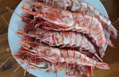 Bir grup dekore edilmiş doğa. Tayland deniz ürünleri restoranından taze karides. Taze gurme pazarı.