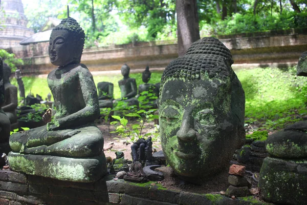 Närbild Förstört Gamla Sten Buddha Staty Täckt Med Mossa Traditionella — Stockfoto