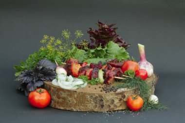 İki şişe sebze ve bira.