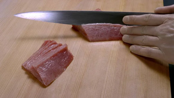 鋭いナイフで肉をスライス — ストック写真