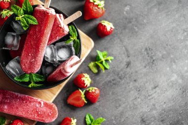 Metin İçin Boşluğu Olan Çilekli Buzlu Şekerlemeler