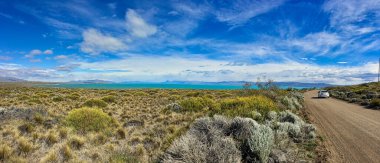 El Calafate, Arjantin, Patagonya 'da sarı ovalı turkuaz göl