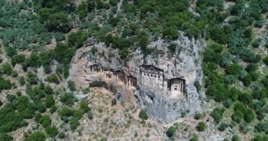 Hava. Antik Likya altı kaya mezarları, Dalyan, Türkiye, 4k.