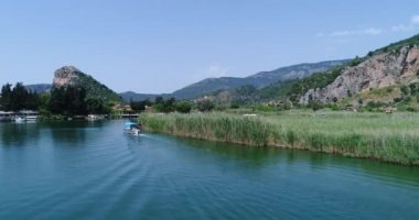 Tekne nehir turu. Dalyan, Türkiye, 4k.