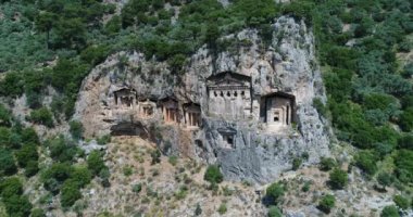 Hava. Antik Likya altı kaya mezarları, Dalyan, Türkiye, 4k.