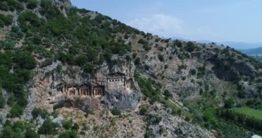 Hava. Antik Likya altı kaya mezarları, Dalyan, Türkiye, 4k.